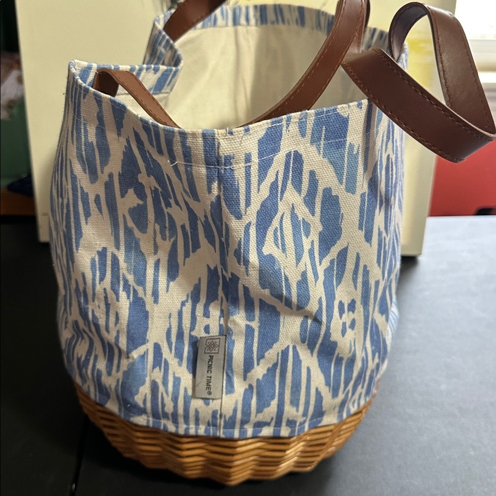 Picnic time wicker basket with utensils and glasses - Picture 2 of 7
